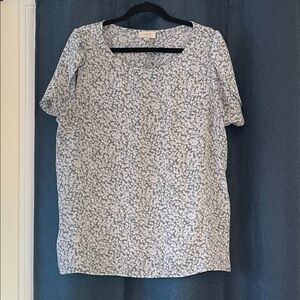 LOFT Women's White and Blue Patterned Blouse